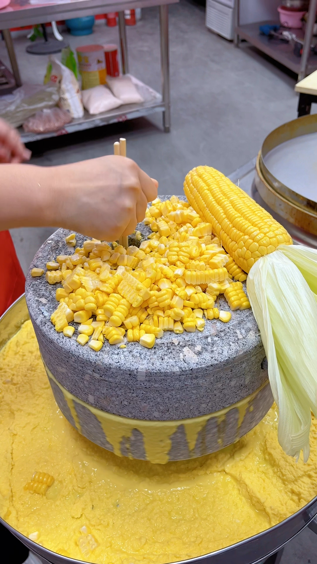 石磨玉米饼,不用起早贪黑,摆个小摊就能干