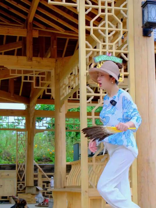 老李挖了一个超大的鱼塘,我要让它成为一道美丽的水上景观