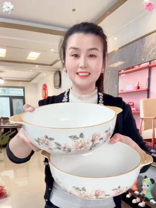 山茶花9英寸双耳陶瓷汤盆，容量大，装个毛血旺、大份菜都很合适，瓷质厚实还是双耳设计，端拿不