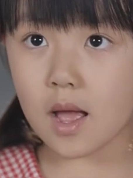 心机女拿着百元大钞来骗卖菜的小女孩，不料竟被女孩一眼识破
