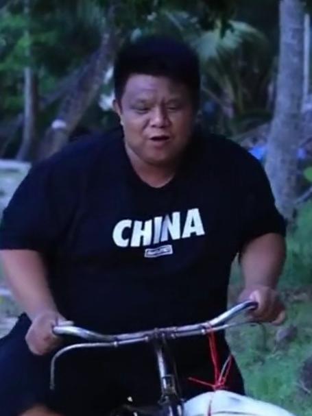 今天阿熊搞了一条大三文鱼回来,阿斐也来了