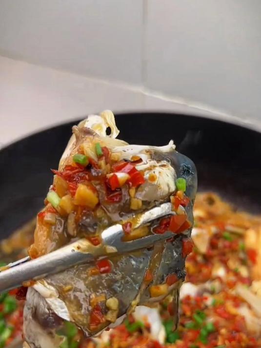 这是最近比较火的剁椒鱼头做法