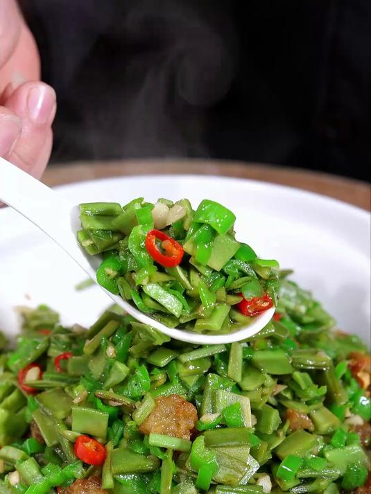 大鱼大肉吃腻歪了，你试试这个青椒炒贡菜，真的是清爽又解腻