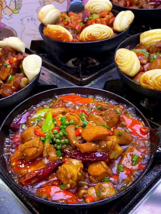 小铁锅炒鸡,有小花卷贴边更入味,一人一天可同时操作上百份