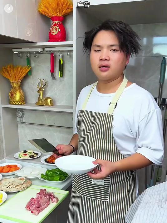 设计师做的备菜架这么精致，切好的菜盘直接放上去，不占台面空间