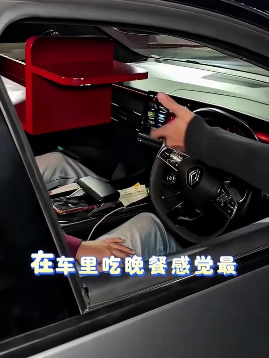 不用下车就能吃大餐？这家汉堡店的创意服务绝了