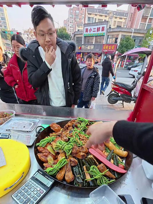 小伙在县城摆摊卖卤菜
