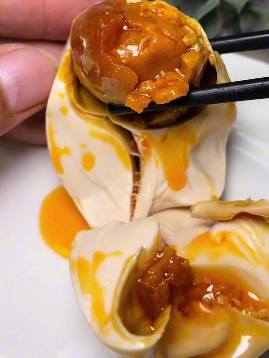 看这真空紧密度!微山湖烤鸭蛋的新鲜根本没处藏
