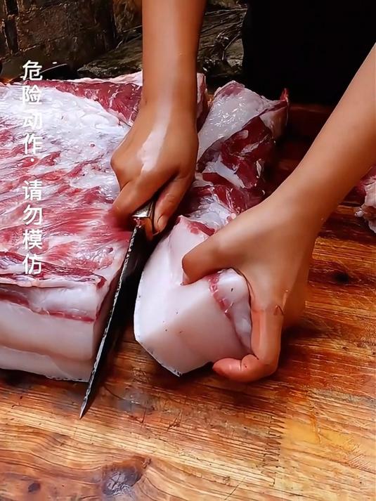 包好吃!农家人自制烟熏腊肉,整块五花肉