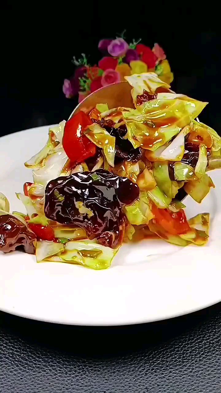 分享美食木耳炒圆白菜