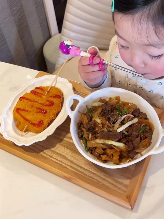 小朋友的午餐:干炒牛河 老式炸鸡排