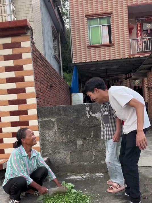 自家养的大眼睛阉鸡确实真的很好吃虽然瘦了一点