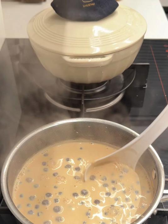 自己做珍珠奶茶真的好好喝哦 味道醇厚 还有满满的珍珠