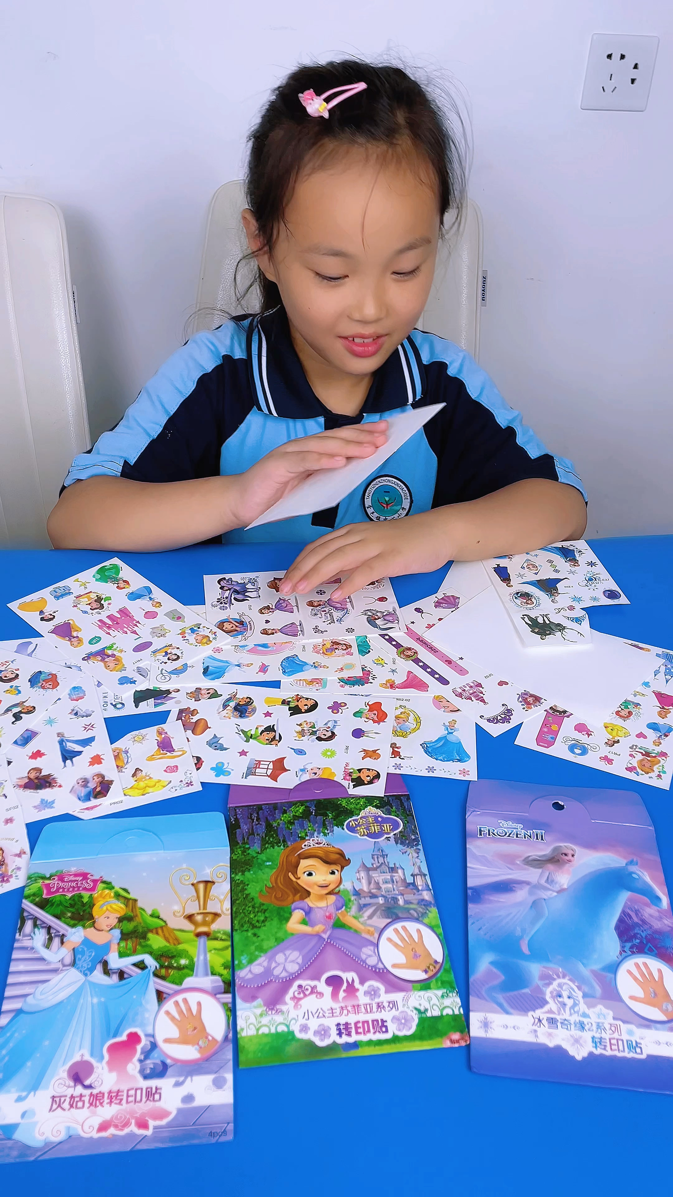 宸宸有这么多漂亮的转印贴,可是她怎么贴不上啊?原来方法不对