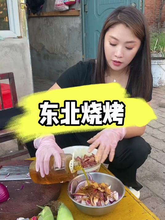 东北烧烤羊肉串开花火腿肠,滋滋冒油啊,香迷糊了
