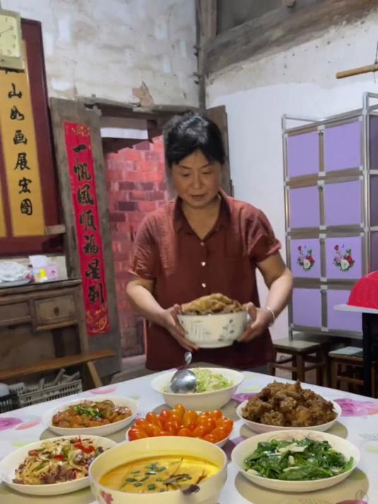 妈妈做了我最爱吃的蒸渣肉～