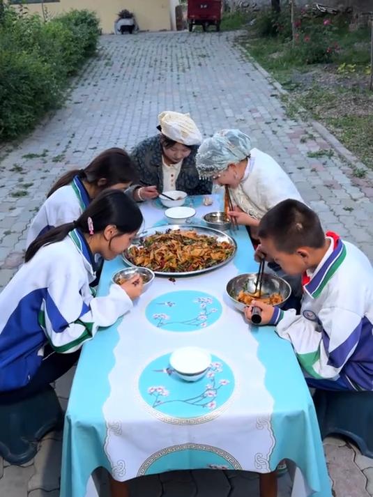 今天在家做爆炒皮带面皮带面裹满辣皮子和牛肉的香味，味道绝了