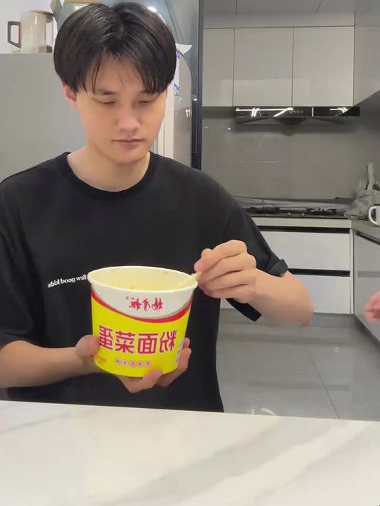 兄弟,再让我吃一口粉面菜蛋,我不敢了!