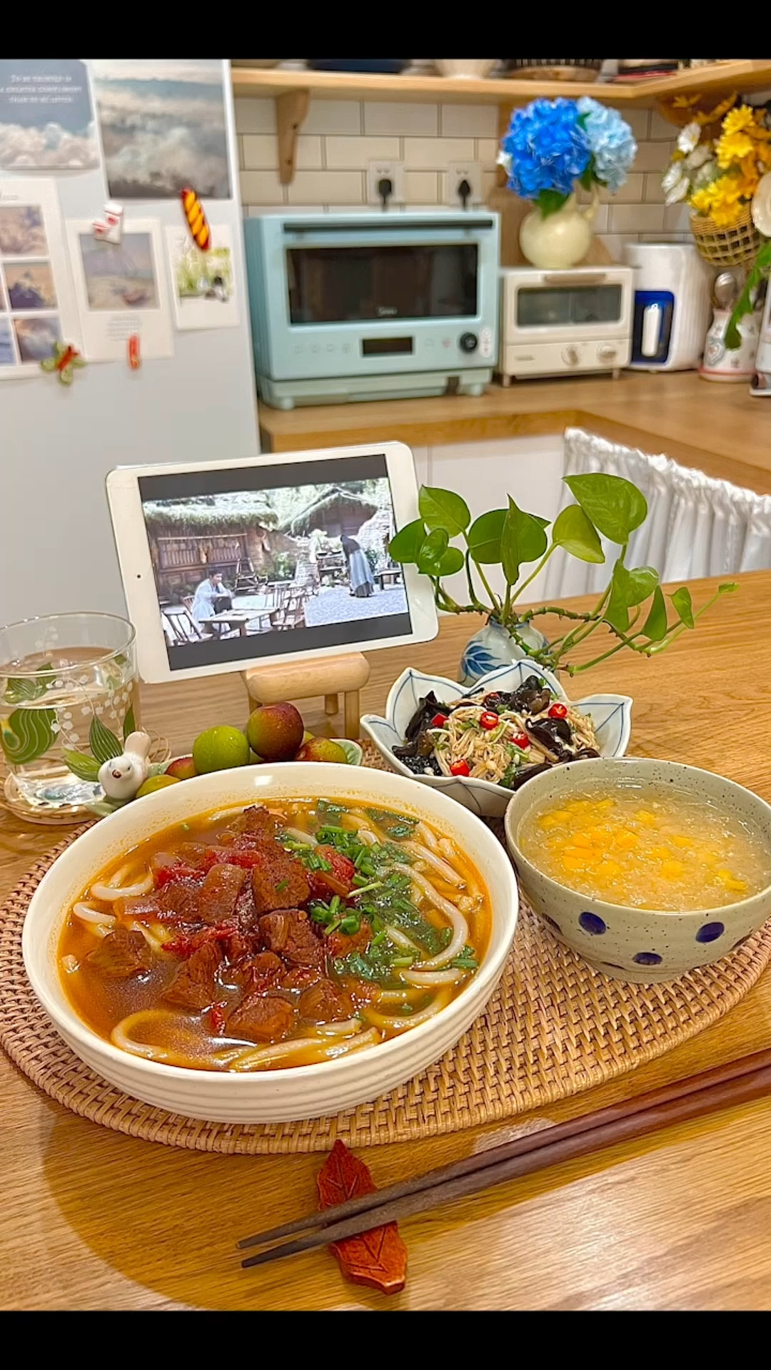 一人食:今天吃番茄牛腩米线,凉拌金针菇,红薯银耳甜汤