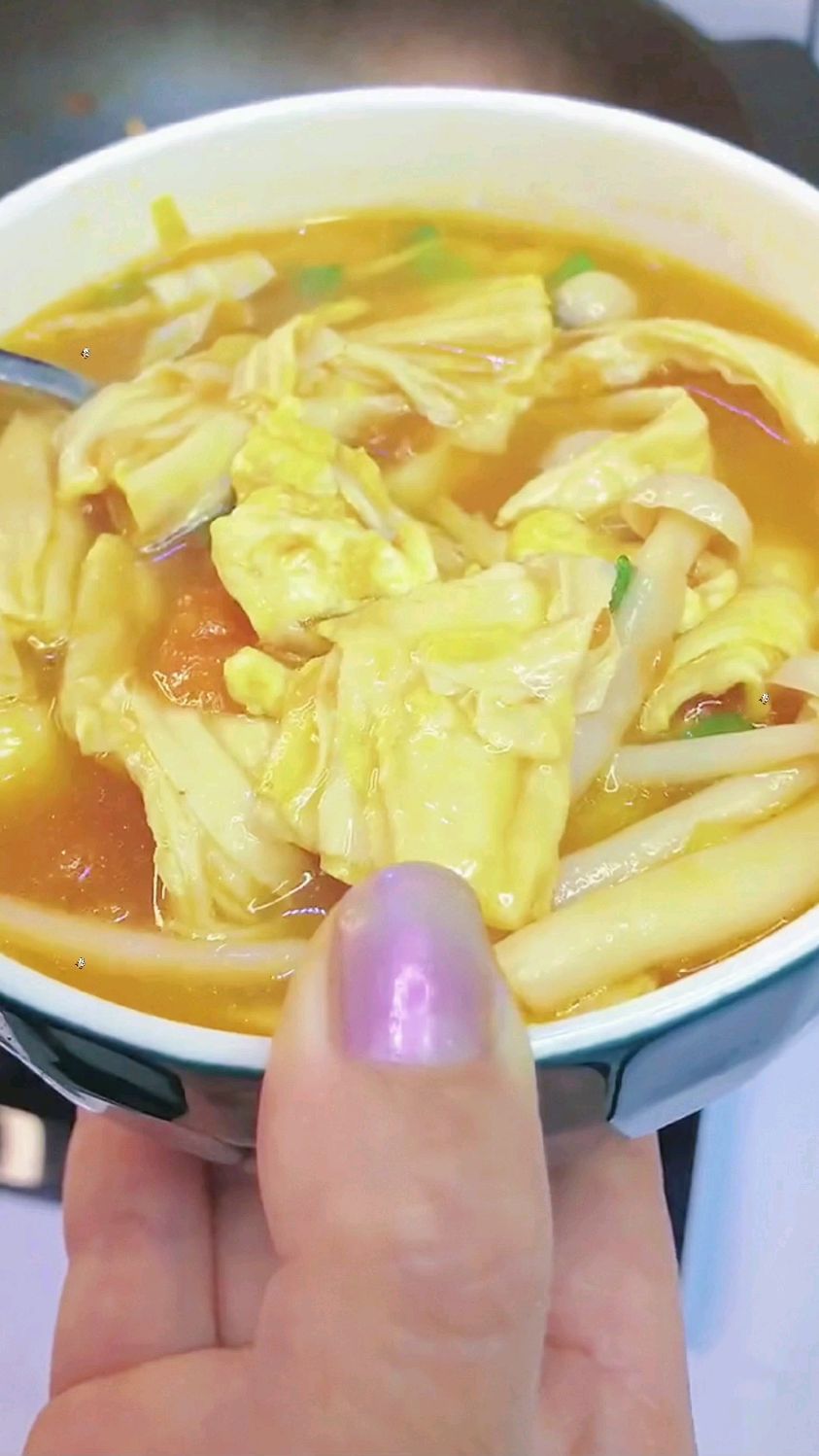 在家不知吃啥时,试试这道西红柿鸡蛋腐竹汤,汤鲜味美,大人孩子都爱喝