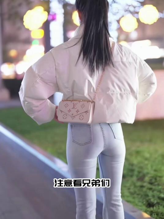 兄弟们快看美女!成都街拍,冬季穿搭中的潮流美女超吸睛