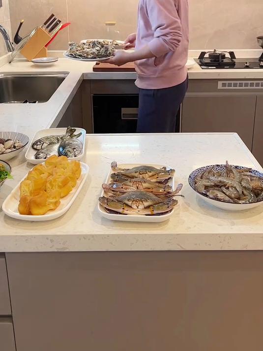 在家体验了一把老公准备的毋米粥火锅,鲜掉眉毛了