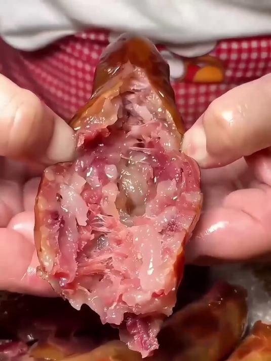简单炒一炒！川味麻辣香肠配青椒，咸辣下饭超好吃