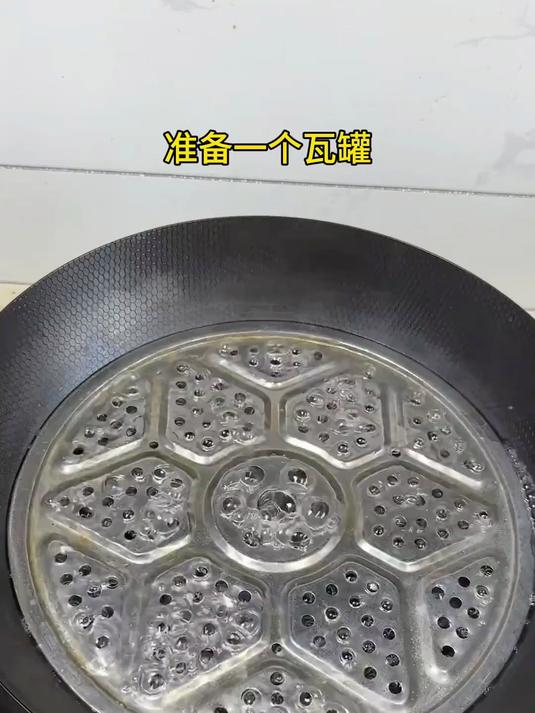 用瓦罐炖出来的鸡蛋羹又嫩又丝滑,给布丁一样,简单好吃又营养