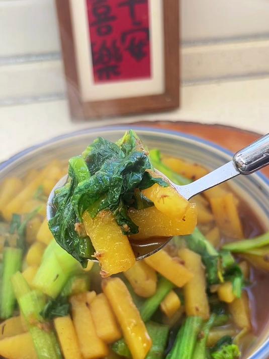 清淡好吃的小白菜炖土豆,大鱼大肉吃腻了可以试试这道菜