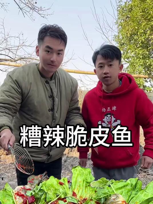 记得小时候最喜欢去河边钓鱼了这么大的鱼今天可以饱餐一顿啦