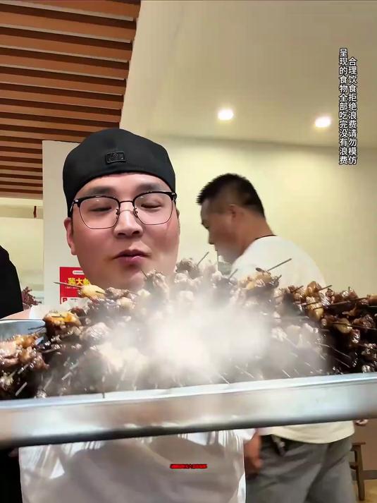 来点烤肉解解馋,竟被美女争着买单!