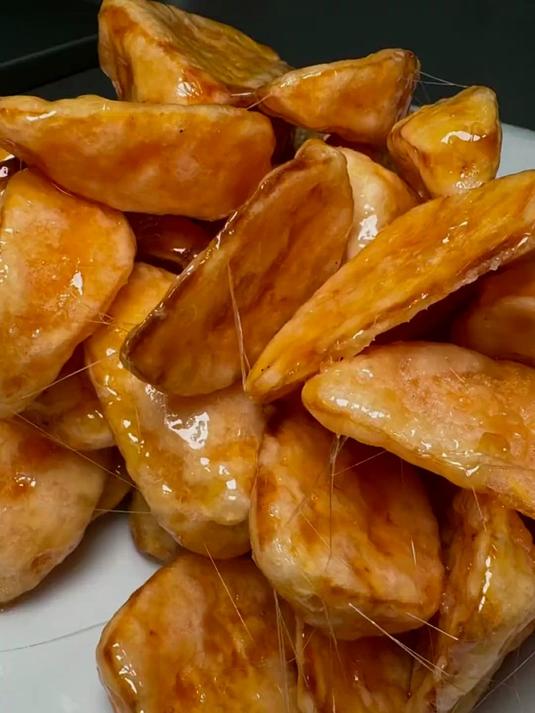 年夜饭的第十五道菜拔丝地瓜 女士孩子很喜欢的一道菜