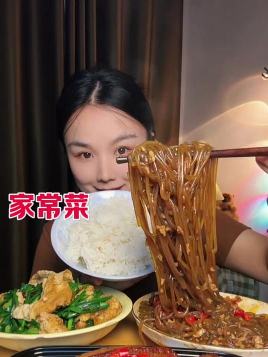 油亮扣肉肥而不腻粉条裹满肉末鲜香韭菜鸡蛋清爽超下饭