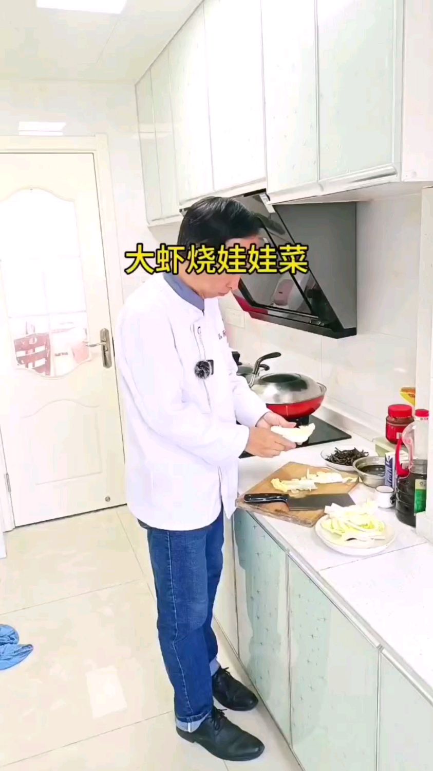 大虾烧娃娃菜是一道硬菜