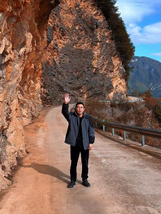 这是我的家乡,一个山美水美的地方,特别是现阶段,满山红叶似彩