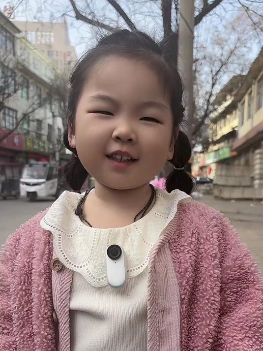 珠珠今天去买小花鸡,还没拿到家呢,就说烤烤吃