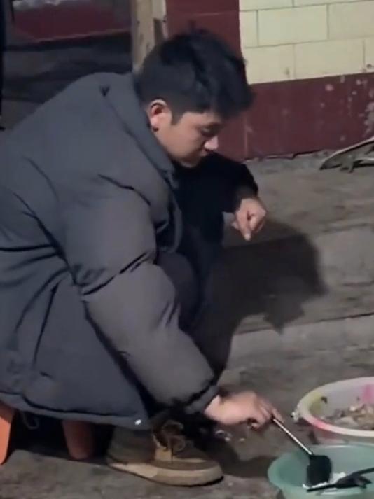 男子带女友回家过彝族年,也算是吃到坨坨肉了,网友:彝族年