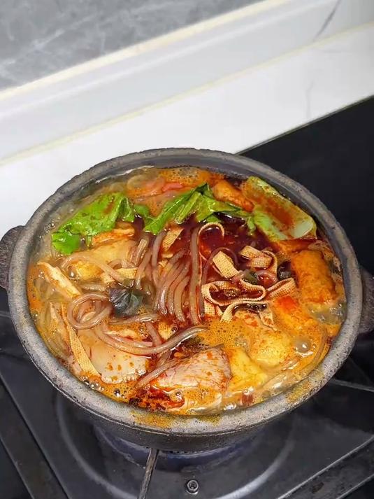 下班回家2分钟就可以搞定，这个香喷喷热乎乎的砂锅麻辣烫