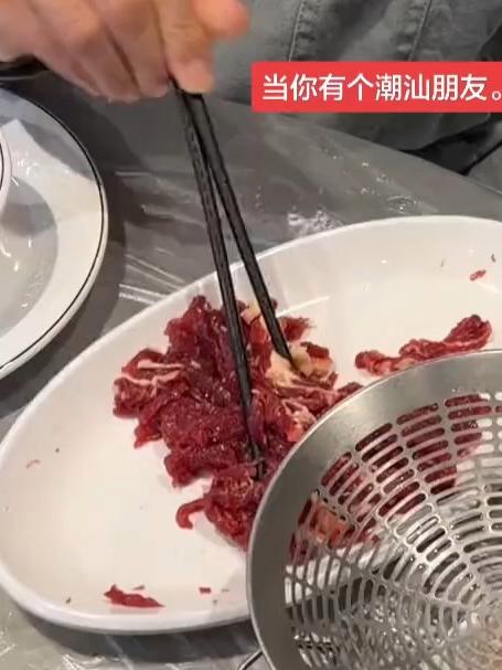 #旅游创作季#当有个潮汕朋友，牛肉火锅是这样吃的！他手里的筷子都比这牛肉熟