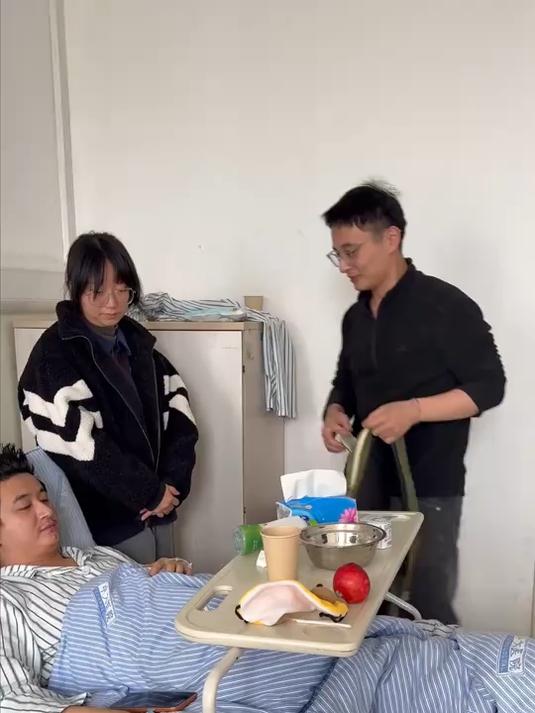 男子生病住院朋友来看望还给了红包,没想到拆开后里面是奶茶店代金券
