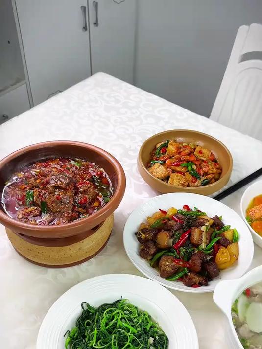 开饭开饭喽今天做了你爱吃的大片牛肉香辣入味尖椒排骨麻辣鲜香快来开整开整#下饭菜#大片牛肉#