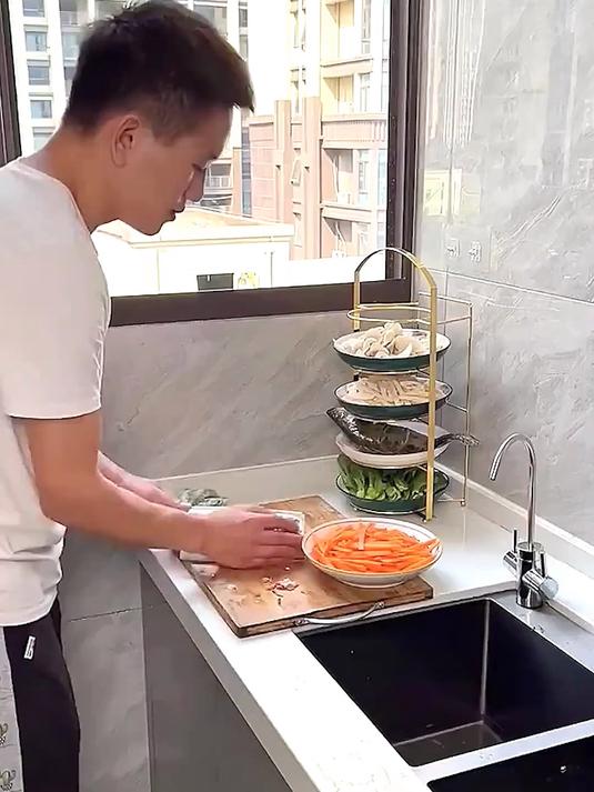 厨房菜没处放？这个置物架超方便，取用太实用了