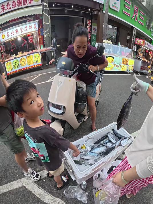 海南摆地摊卖金枪鱼，今天又是卖鱼小妹