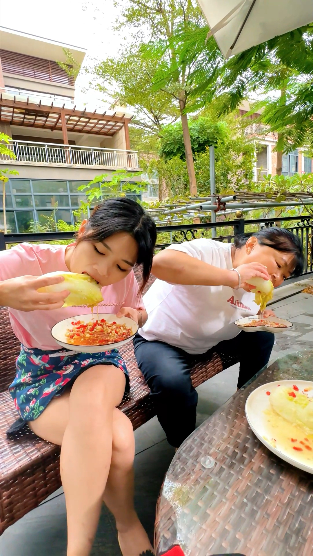 每天除了欺负我,就是让我做饭,今天来一个蒸奶白菜 再加上秘制料汁,希望把自己吃胖