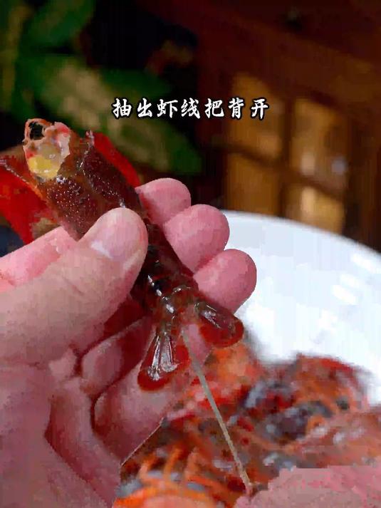 又到了吃小龙虾的季节，这样做的蒜蓉小龙虾蒜香浓郁 肉质紧实