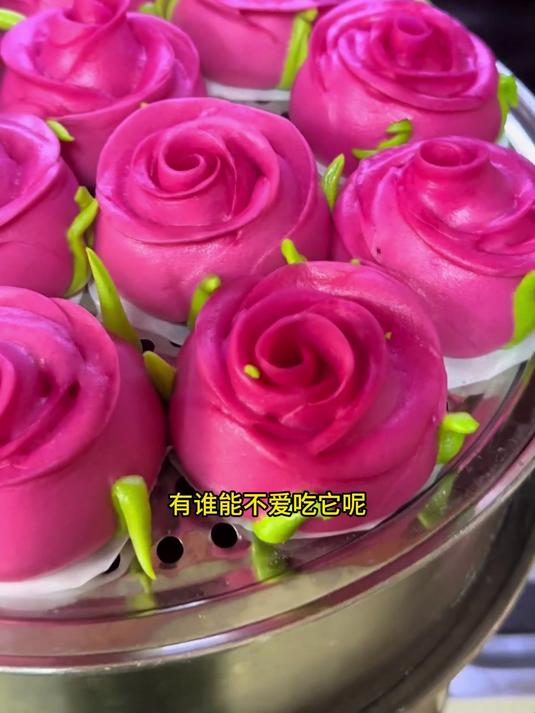 颜色好吸引人啊,热气腾腾的馒头,有谁能不爱吃呢