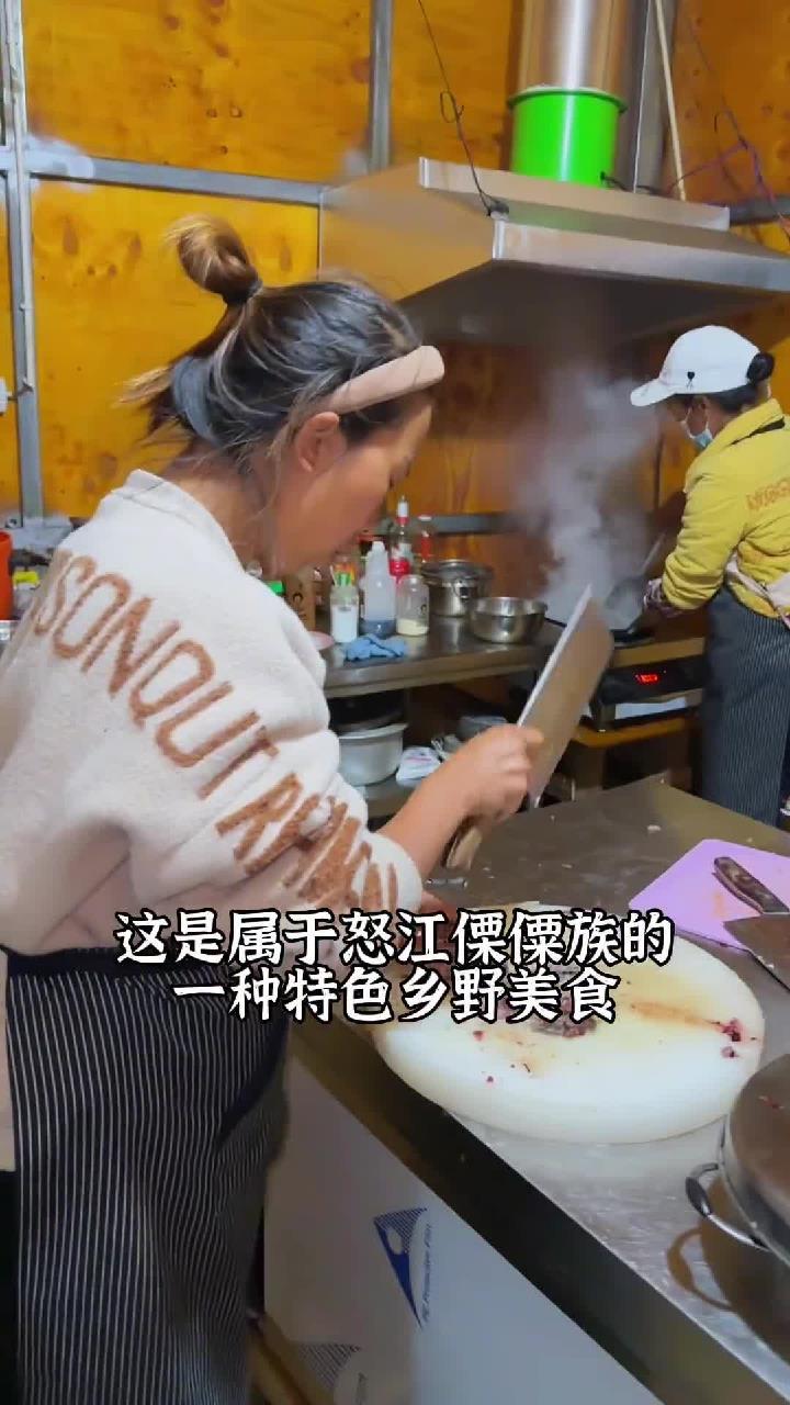 怒江傈僳族的特色美食漆油鸡