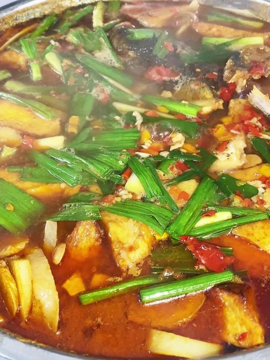 公司厨师回家了,文员做饭,就一个火锅对付全公司的人