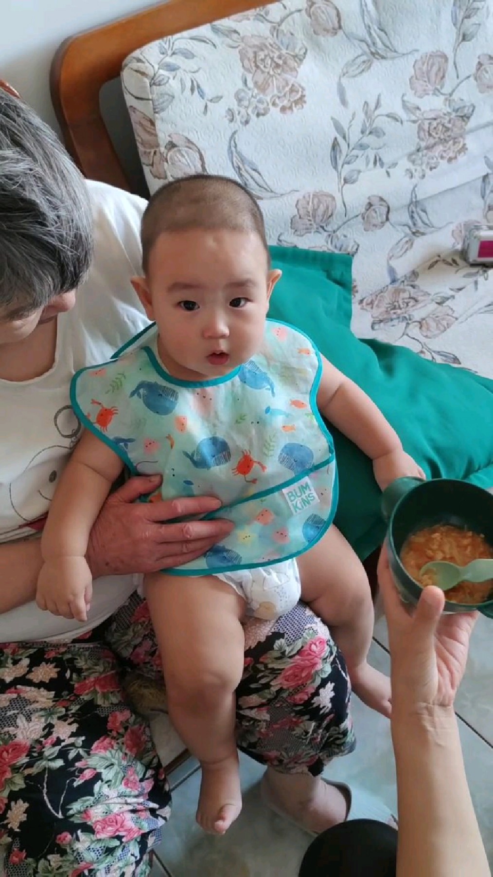 第一次吃芹菜,看这痛苦表情,世界上怎么还有这么难吃的东西