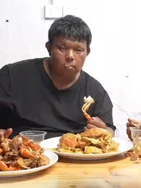 阿熊拿阿阳的螃蟹去忽悠阿业的老鸭，做了一道老鸭螃蟹煲